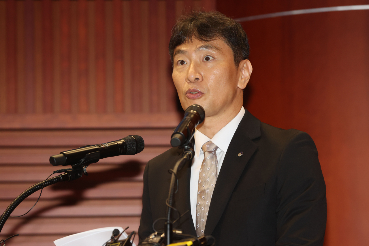 이복현 금융감독원장이 12일 오전 서울 영등포구 금융투자협회에서 열린 '자본시장 선진화를 위한 기업지배구조 세미나'에서 축사를 하는 모습. [연합]