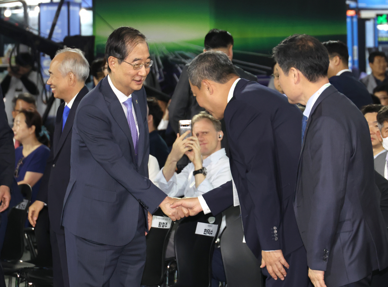 한덕수 국무총리가 13일 서울 강남구 코엑스에서 열린 벤처·스타트업 행사 'Next Rise 2024 서울' 개막식에서 참석자들과 인사하고 있다. [연합]