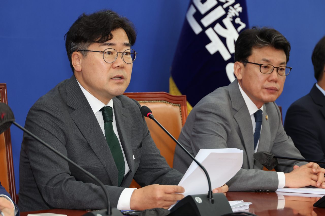 박찬대(왼쪽) 더불어민주당 박찬대 원내대표가 13일 오전 서울 여의도 국회에서 열린 정책조정회의에서 발언하고 있다. [연합]