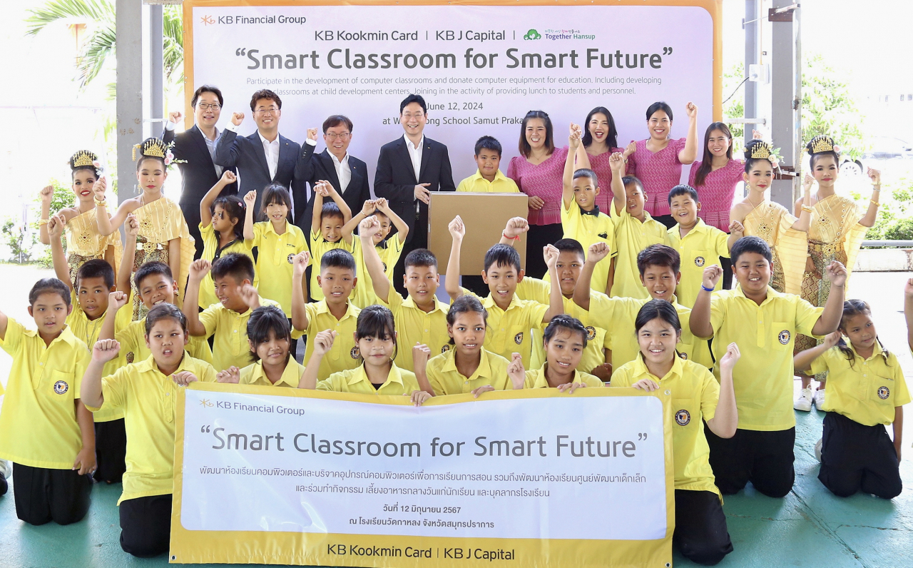 지난 12일 태국 사뭇프라칸주에 위치한 왓 칼롱 스쿨(Wat Kalong School) 초중등학교에서 열린 스마트 교육 공간 구성 및 시설 개선을 위한 기부금 전달식에서 이창권(사진 맨 뒷줄 왼쪽에서 네번째) KB국민카드 사장이 참석자와 기념촬영 하고 있다. [KB국민카드 제공]