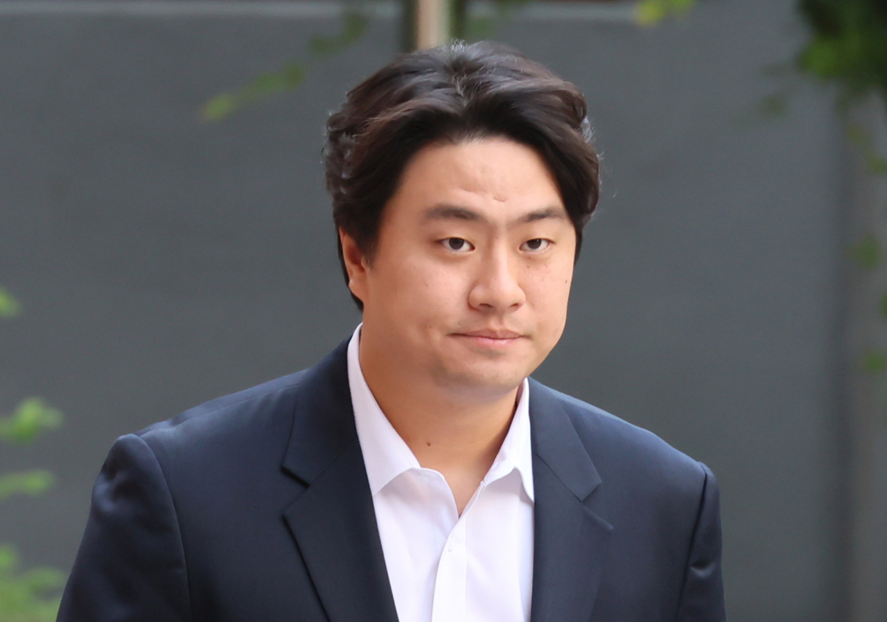 고교 시절 야구부 후배에게 폭력을 행사한 혐의로 기소된 프로야구 두산 베어스 이영하가 13일 서울 마포구 서부지법에서 열리는 항소심 선고 공판에 출석하고 있다. [연합]