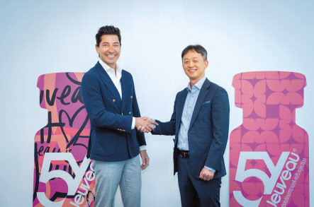박성수(오른쪽) 대웅제약 대표와 데이비드 모아타제디 에볼루스 대표 [대웅제약 제공]