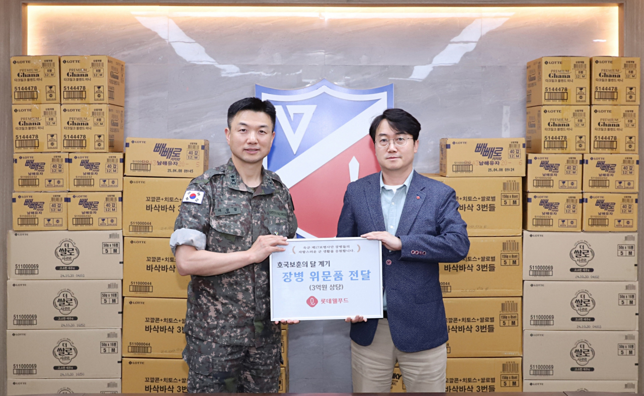 지난 10일 인천 부평 제17보병사단에서 위세량(오른쪽부터) 롯데웰푸드 커뮤니케이션부문장과 이광섭 17사단장이 기념사진을 촬영하고 있다. [롯데웰푸드 제공]