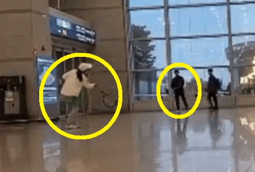 온라인 커뮤니티 '보배드림' 인스타그램에 한 커플이 인천국제공항 청사 내부에 위치한 출입구 앞에서 테니스를 즐기는 영상이 올라왔다. ['보배드림' 인스타그램]
