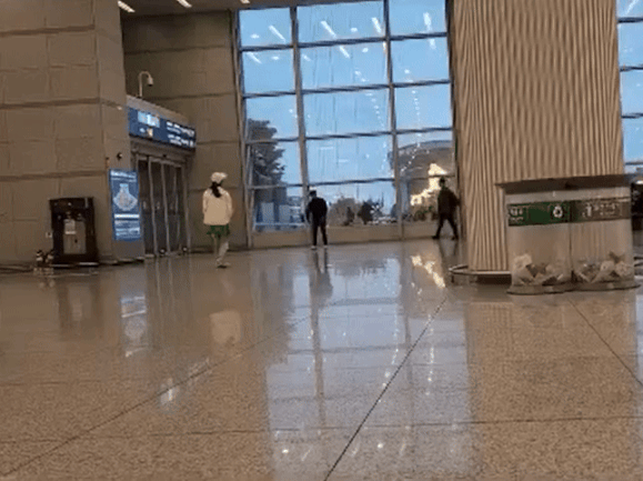 온라인 커뮤니티 '보배드림' 인스타그램에 한 커플이 인천국제공항 청사 내부에 위치한 출입구 앞에서 테니스를 즐기는 영상이 올라왔다. ['보배드림' 인스타그램]