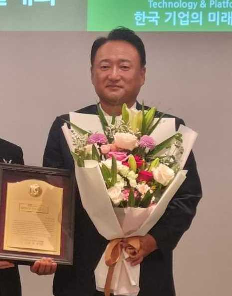 항공테크기업 ㈜숨비 오인선 대표이사가 지난 12일 한국경영학회로부터 ‘강소기업가상’을 받았다.