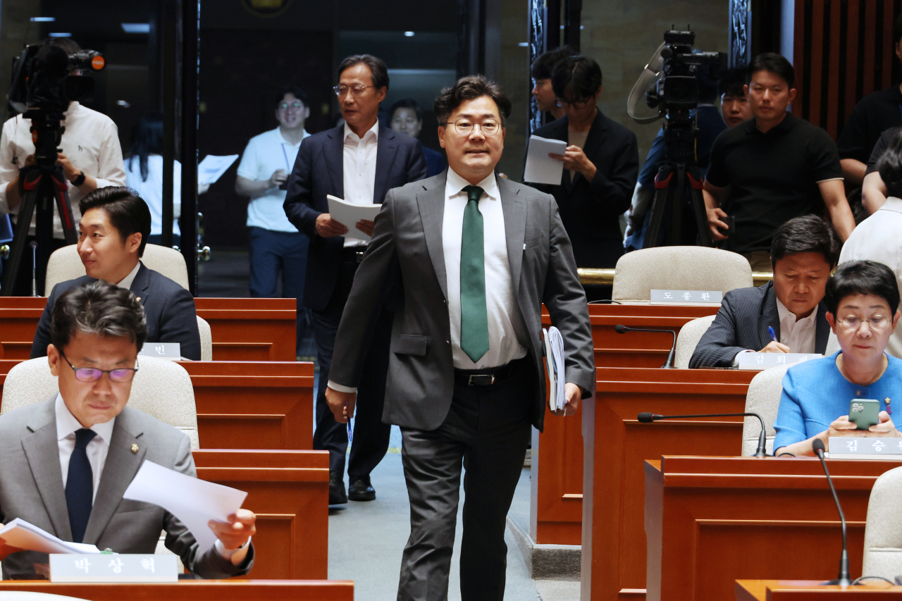 박찬대 더불어민주당 원내대표가 13일 오전 서울 여의도 국회에서 열린 정책 의원총회에 참석하고 있다. 연합뉴스