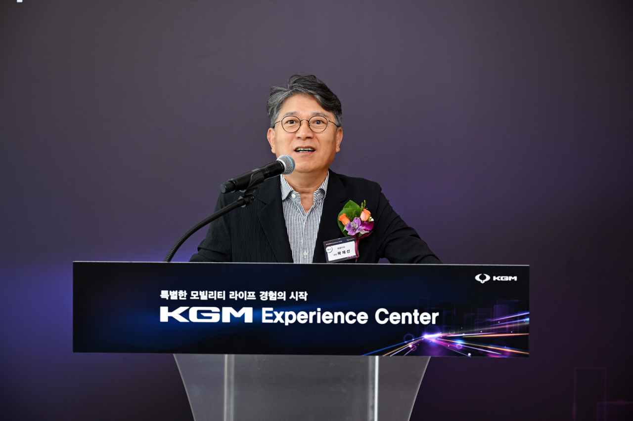 곽재선 KG 모빌리티 회장이 13일 열린 ‘KGM 익스피리언스 센터 일산(KEC)’ 개관식에서 인사말을 하고 있다. [KG 모빌리티 제공]