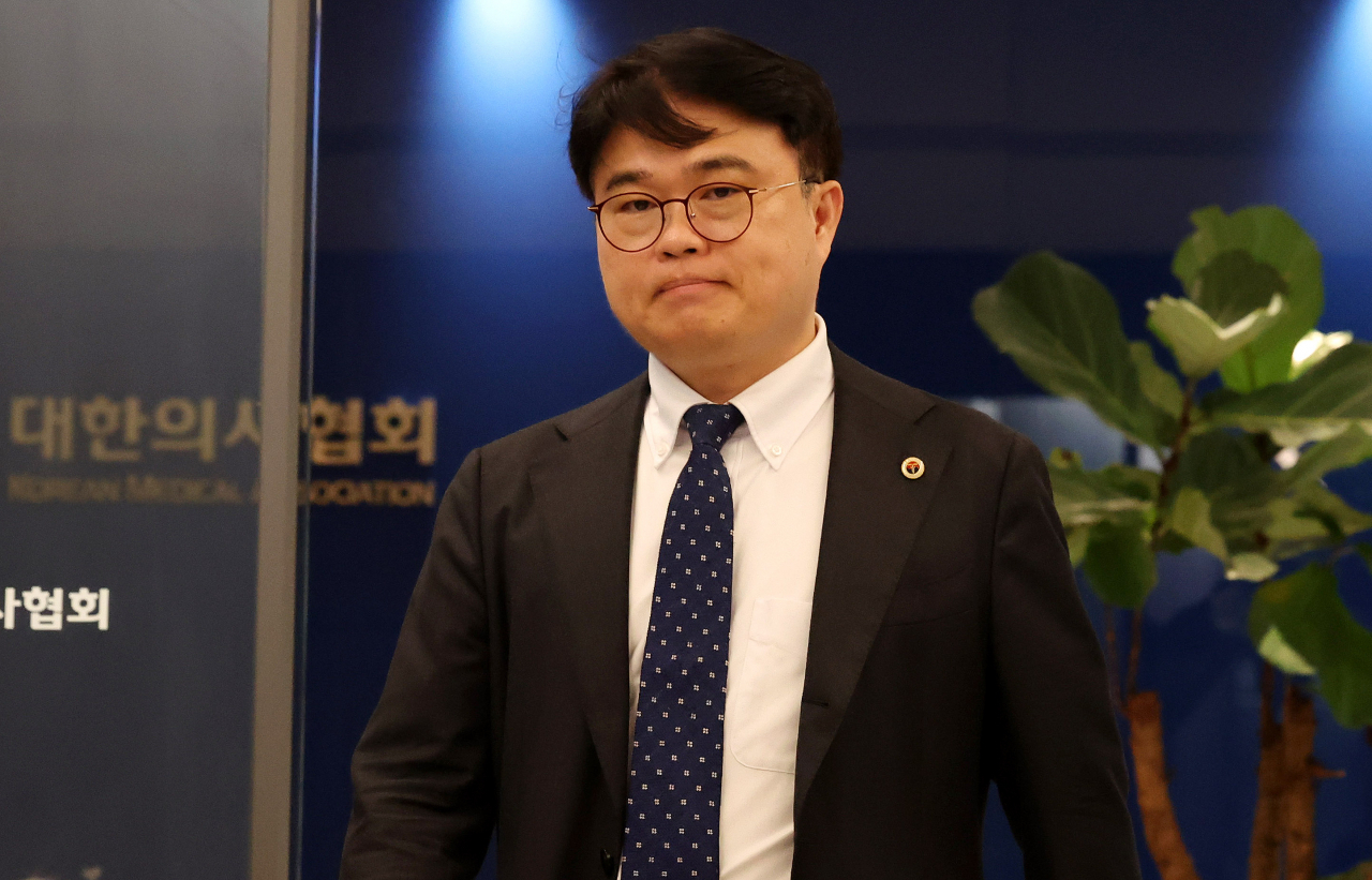 임현택 대한의사협회장이 13일 오후 서울 용산구 대한의사협회에서 열린 '의대정원 증원사태 대응방안 논의를 위한 제4차 비공개 연석회의'에 참석하고 있다. [연합]