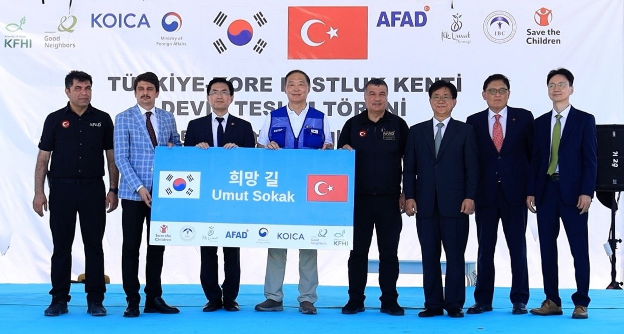 11일 오전(현지시각) 튀르키예 하타이 주(州)에서 개최된 ‘한국-튀르키예 우정마을’ 이양식에서 참석자들이 기념사진을 촬영하고 있다. (좌측부터) 오르한 타타르 튀르키예 재난관리청 지진 및 리스크 감소 국장, 레술 일리딤 튀르키예 하타이주 부주지사, 정연두 주튀르키예 한국대사, 장원삼 코이카 이사장, 정태영 세이브더칠드런 코리아 총장, 김중곤 굿네이버스 인터내셔날 사무총장, 유원식 한국국제기아대책기구 명예회장. [코이카 제공]