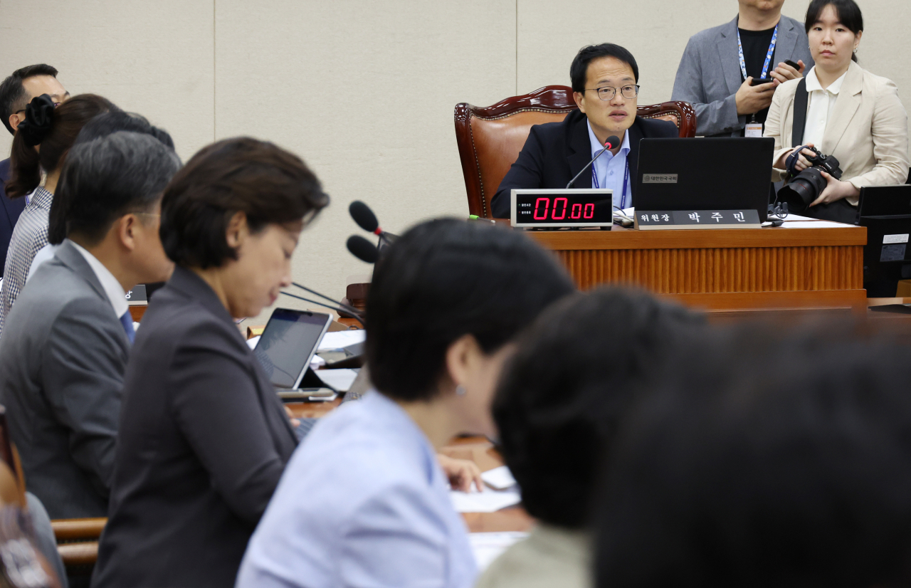 국회 보건복지위원장인 더불어민주당 박주민 의원이 13일 국회에서 열린 전체회의에서 발언을 하고 있다. [연합]