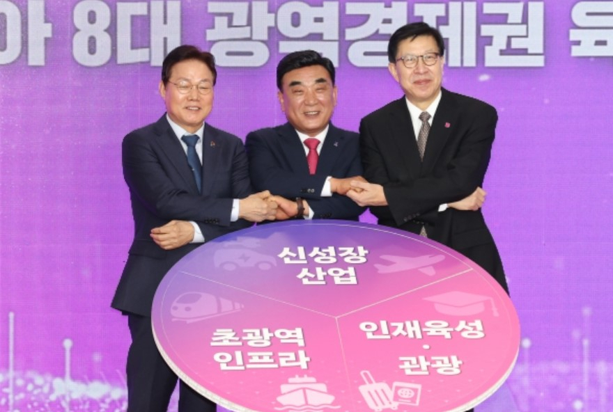 지난 3월 11일 울산시청에서 개최된 '제2회 부울경정책협의회'에서 (왼쪽부터) 박완수 경남도지사, 김두겸 울산시장, 박형준 부산시장이 기념촬영을 하고 있다. [사진=부산시]