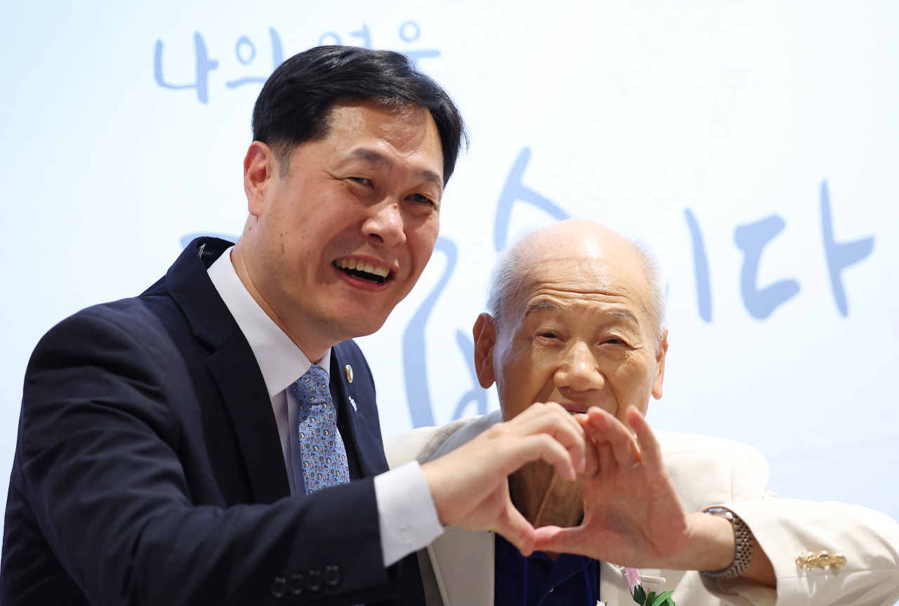 국가보훈부가 모든 국민이 국가유공자 복지증진에 동참할 수 있는 ‘모두의 보훈 기부 프로젝트’를 이달 본격 시행한다고 13일 밝혔다. 부(部) 승격 1년 최대의 성과로는 보훈문화 확산과 국민통합에 기여했다는 점을 꼽았다. 사진은 이희완 차관이 지난달 14일 오후 서울 용산구 전쟁기념관 로얄파크컨벤션에서 열린 '영웅의 날(히어로즈 데이)' 행사에서 6·25 참전 유공자 진교현 어르신과 기념촬영하고 있다. [연합]