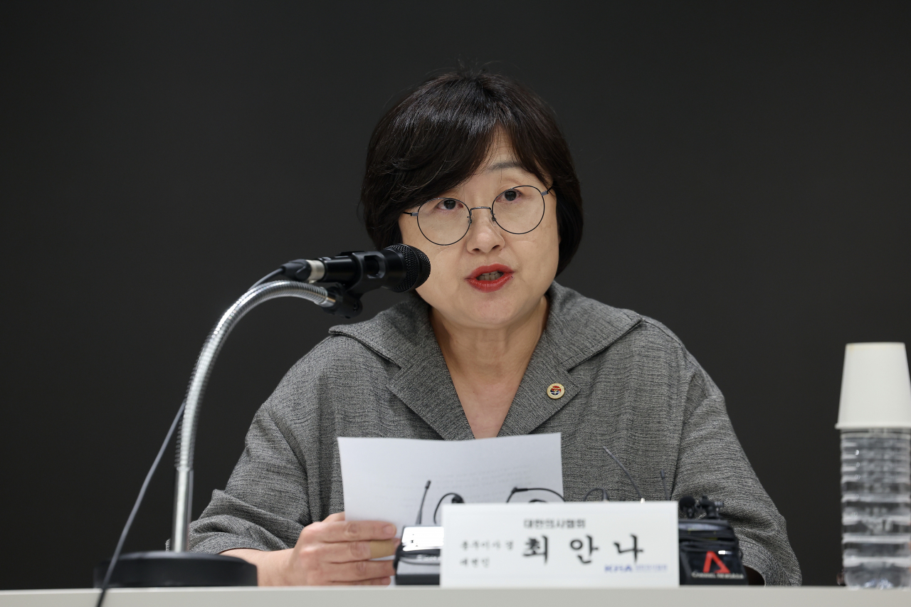 최안나 대한의사협회 대변인이 13일 오후 서울 용산구 대한의사협회에서 대한의사협회(의협), 대한의학회, 전국의과대학교수협의회(전의교협), 전국의과대학교수 비상대책위원회(전의비) 등이 개최한 의료현안 대응을 위한 연석회의 관련 브리핑을 하고 있다. [연합]