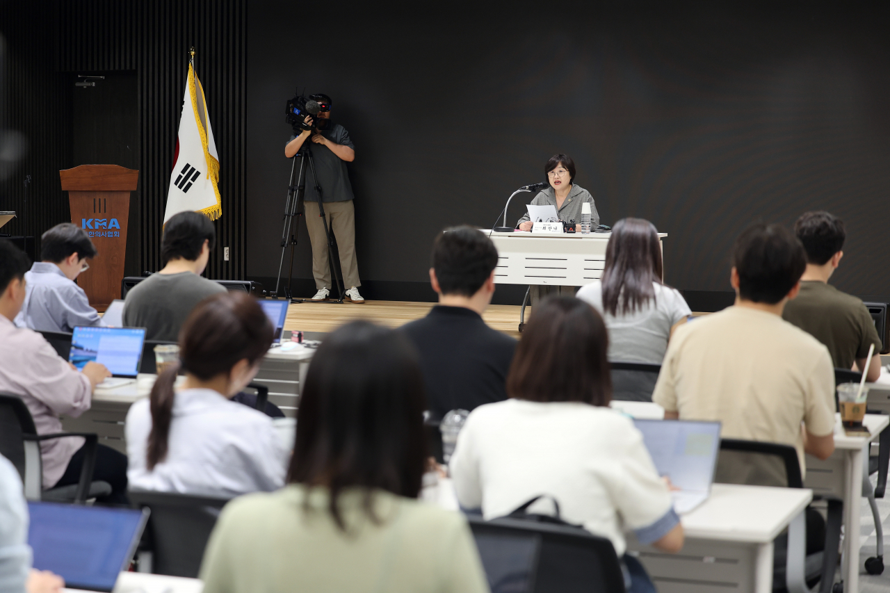 최안나 대한의사협회 대변인이 13일 오후 서울 용산구 대한의사협회에서 대한의사협회(의협), 대한의학회, 전국의과대학교수협의회(전의교협), 전국의과대학교수 비상대책위원회(전의비) 등이 개최한 의료현안 대응을 위한 연석회의 관련 브리핑을 하고 있다. [연합]