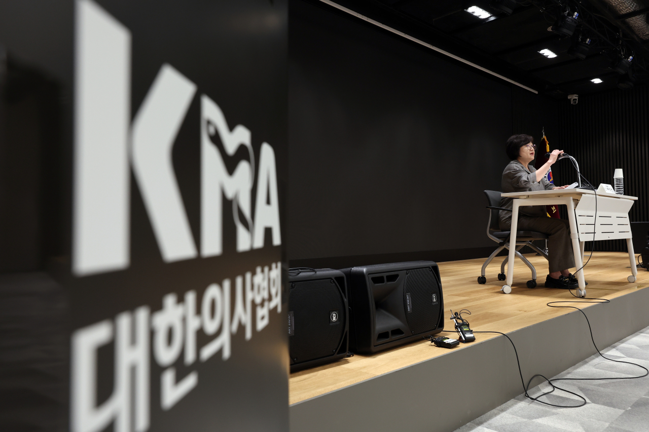 최안나 대한의사협회 대변인이 13일 오후 서울 용산구 대한의사협회에서 대한의사협회(의협), 대한의학회, 전국의과대학교수협의회(전의교협), 전국의과대학교수 비상대책위원회(전의비) 등이 개최한 의료현안 대응을 위한 연석회의 관련 브리핑을 하고 있다. [연합]