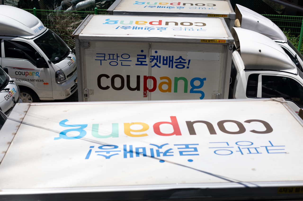 서울 시내 주차된 쿠팡 배송 트럭. [연합]