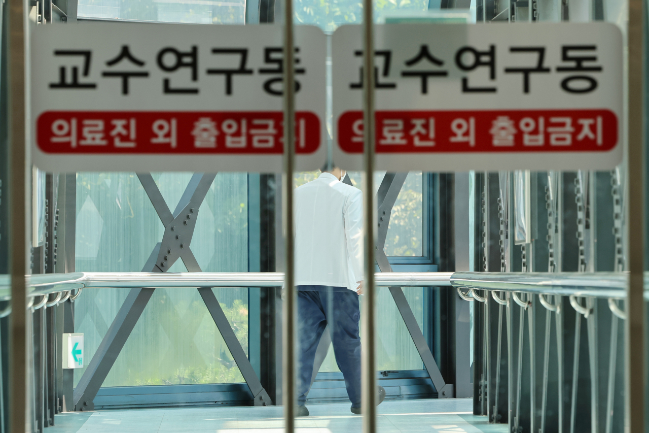전국의과대학교수협의회(전의교협)이 의협의 휴진 계획에 적극 참여한다며 각 병원장에게 진료 조정에 협조해달라고 요구한 13일 오후 서울 시내 한 대학병원에서 의료 관계자가 이동하고 있다. [연합]