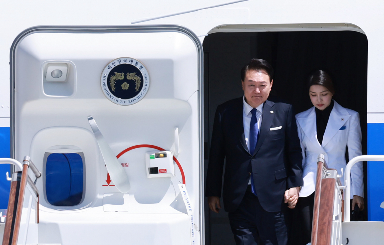 우즈베키스탄을 국빈 방문한 윤석열 대통령과 김건희 여사가 13일(현지시간) 우즈베키스탄 타슈켄트 국제공항에 도착해 전용기인 공군 1호기에서 내리고 있다. [연합]