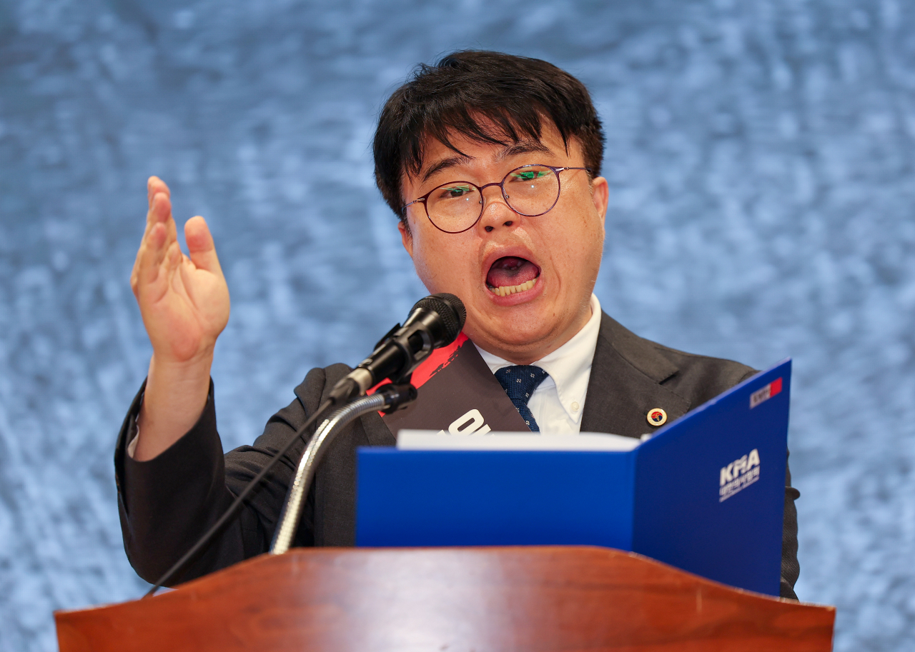 임현택 대한의사협회(의협) 회장이 9일 오후 서울 용산구 대한의사협회에서 열린 전국의사대표자대회에서 투쟁선포문을 읽고 있다. [연합]