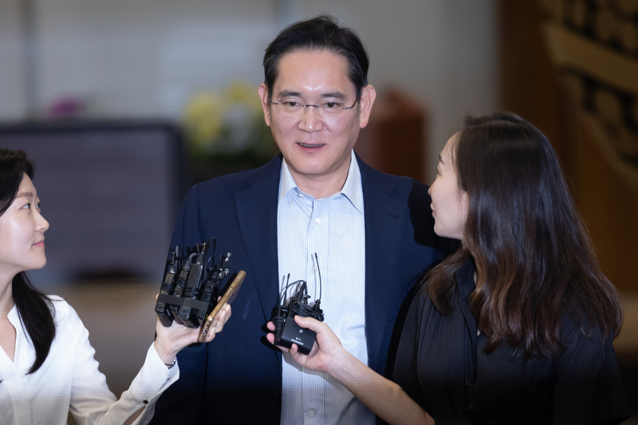 2주간의 미국 출장을 떠난 이재용 삼성전자 회장이 서울김포비즈니스항공센터를 통해 귀국하고 있다. [연합]