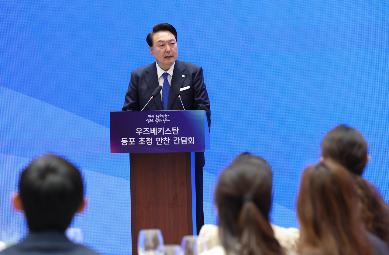 우즈베키스탄을 국빈 방문한 윤석열 대통령이 13일 오후(현지시간) 타슈켄트 힐튼호텔에서 열린 동포 만찬 간담회에서 격려사를 하고 있다. 연합뉴스