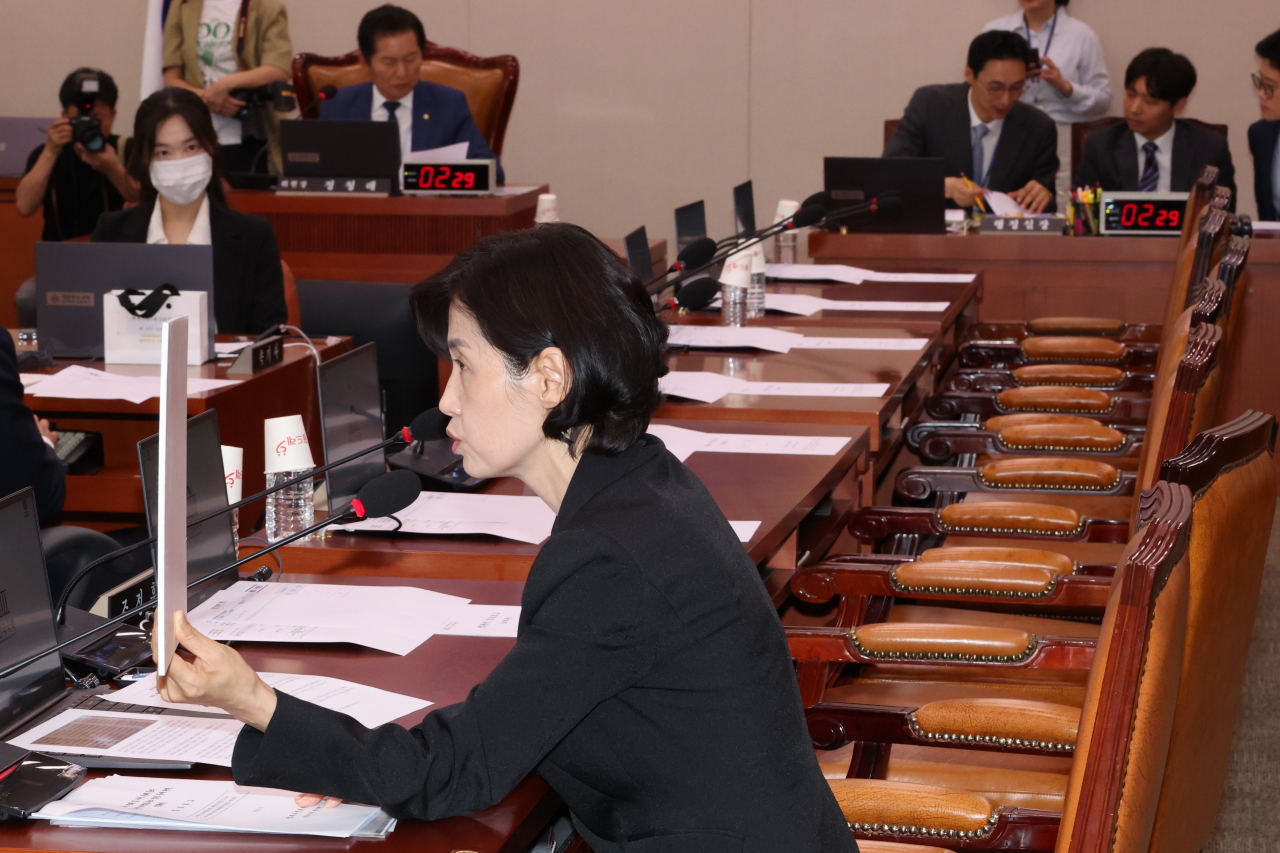 12일 오후 국회에서 열린 법제사법위원회 전체회의에서 조국혁신당 소속 박은정 위원이 이종섭 전 국방부 장관의 8월3일 통화내역을 공개하며 발언하고 있다. 이날 전체회의에는 여당 의원들과 법무부 장관이 불출석했다. [연합]