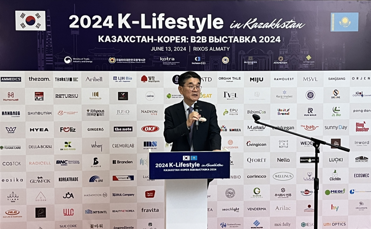 전춘우 코트라 부사장이 카자흐스탄 알마티에서 개최된 ‘2024 K-라이프스타일 인 카자흐스탄’ 행사에서 개막사를 하는 모습. [코트라 제공]