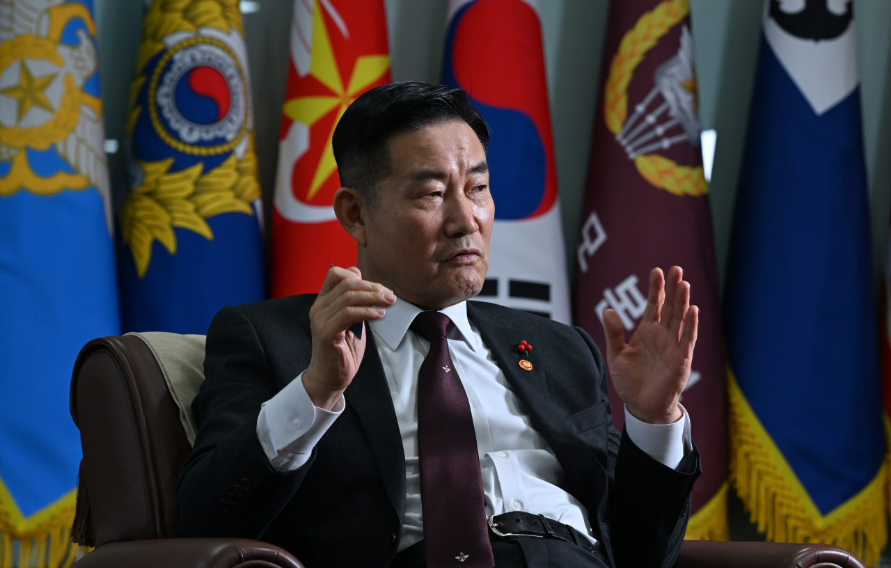 신원식 국방부 장관은 오는 17일부터 22일까지 루마니아와 폴란드를 방문해 동유럽 국가를 상대로 K-방산 세일즈에 나선다. 자료사진. 지난 1월 22일 신원식 국방부 장관이 서울 용산구 국방부 접견실에서 코리아헤럴드와 인터뷰를 하고 있다. 임세준 기자
