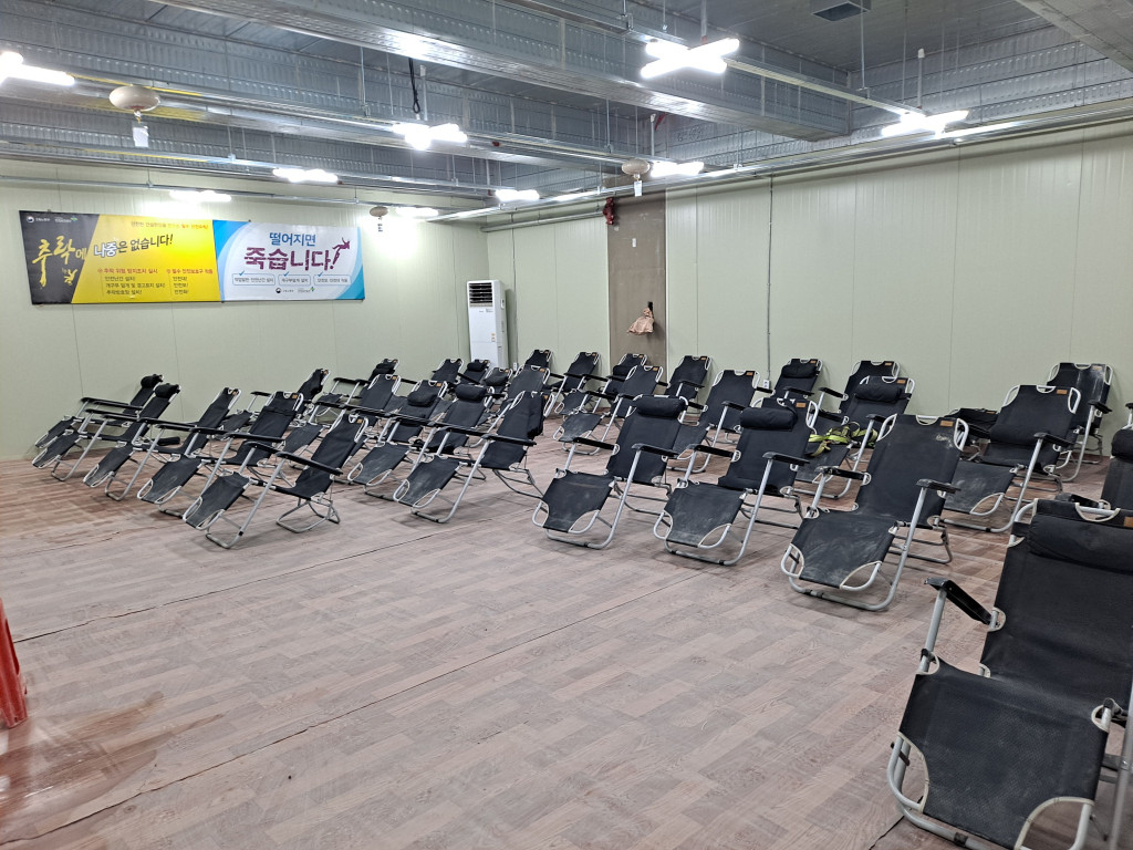 DL건설은 현장 온열질환 예방을 위한 집중기간을 선포했다고 14일 밝혔다. 사진은 현장 내 근로자들이 편하게 누워서 쉴 수 있는 휴게실 모습. [DL건설]