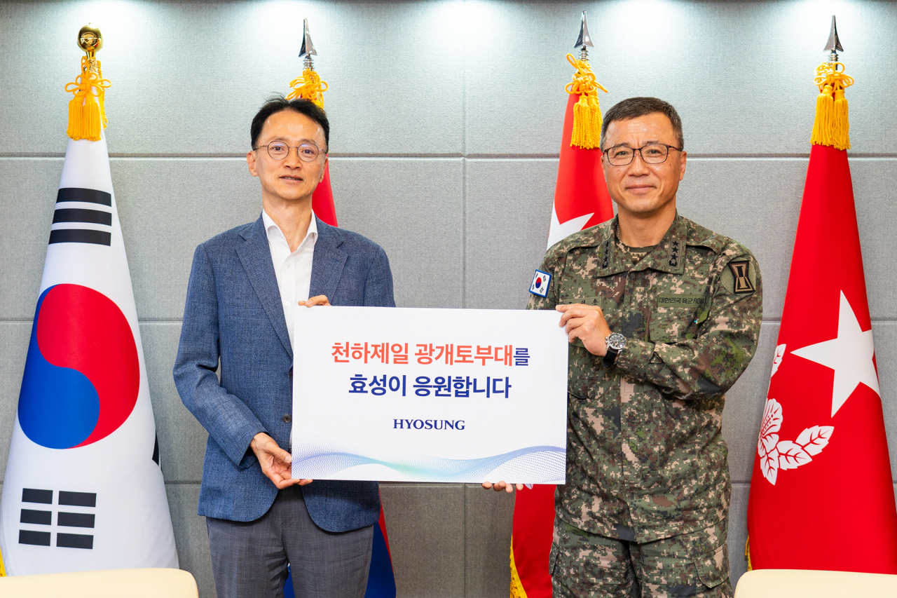이정원(왼쪽) 효성 커뮤니케이션실장이 지난 13일 육군 1군단 광개토부대를 방문해 위문금과 육군 장병 복리후생 지원금을 전달하고 주성운 육군 1군단장과 기념 촬영을 하고 있다. [효성 제공]