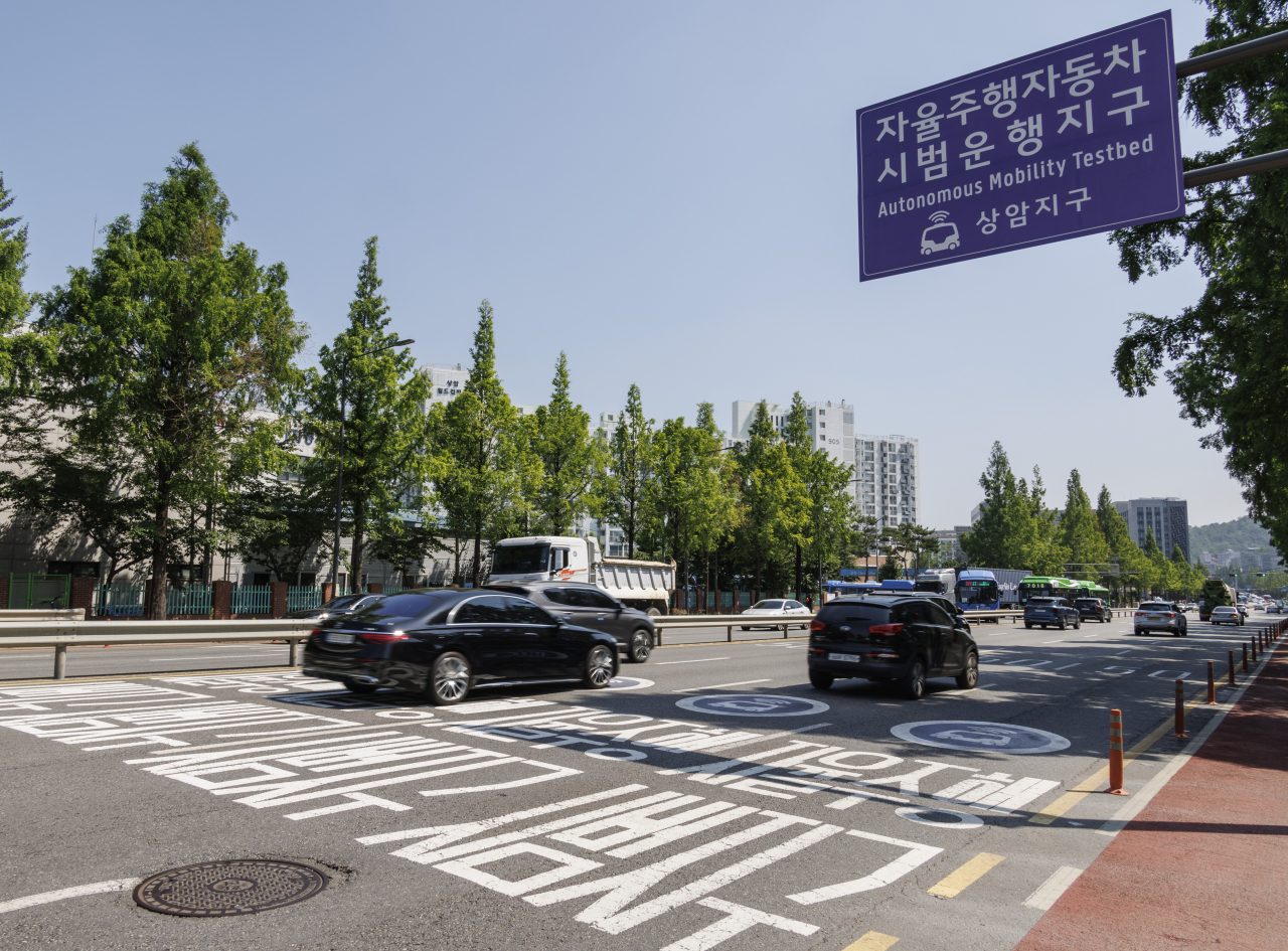 13일 서울 마포구 상암동에 설치된 자율주행자동차 시범운영지구 운영 안내 표시가 설치된 도로에 차량이 운행하고 있다. [연합]