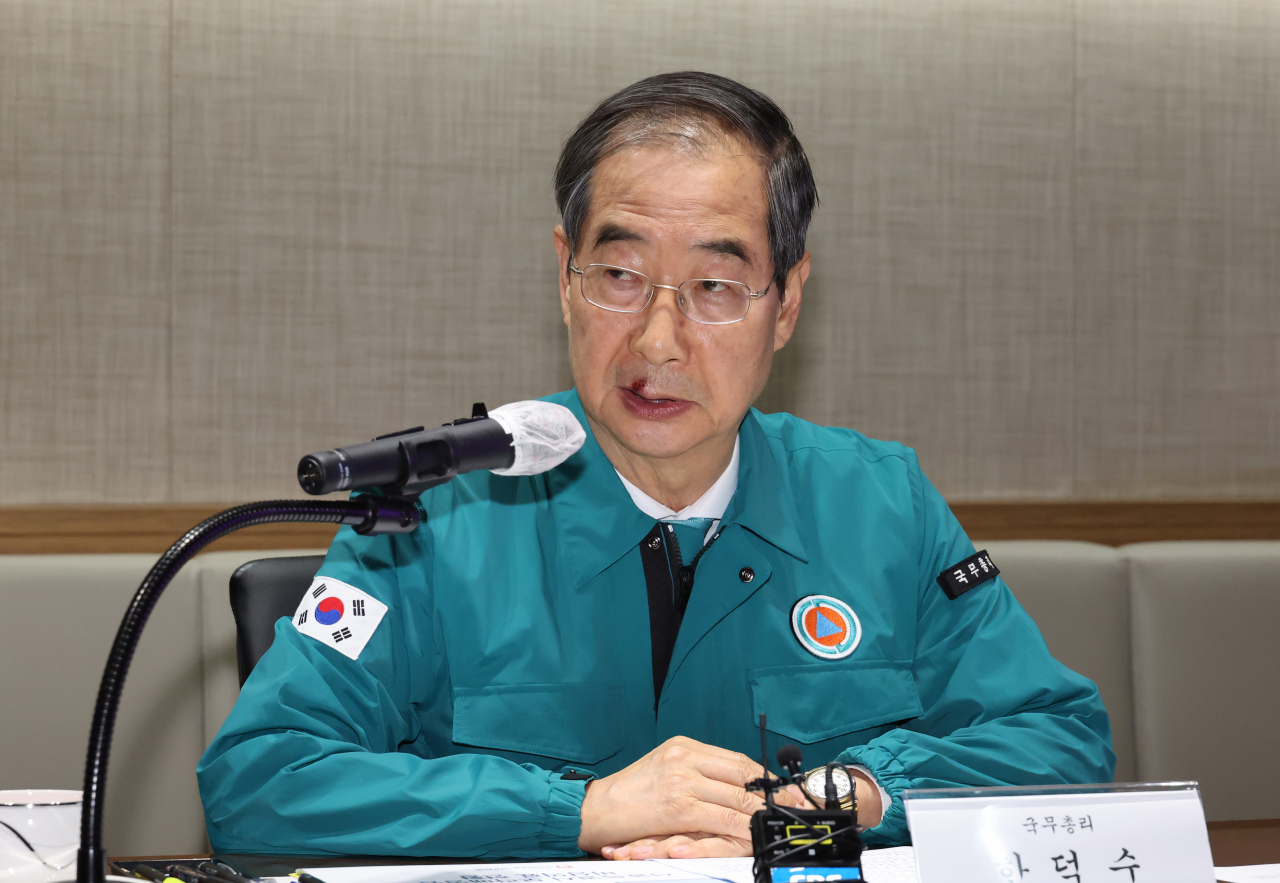 한덕수 국무총리가 14일 의사집단행동 대비 현장 점검차 서울 동작구 보라매병원을 찾아 직원들을 격려하고 현황 보고를 받기에 앞서 인사말을 하고 있다. [연합]
