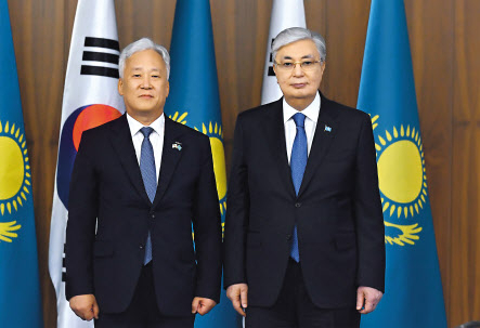 12일(현지시간) 이평구(왼쪽) 한국지질자원연구원장과 카심-조마르트 토카예프 카자흐스탄 대통령이 바케노 리튬 탐사 회의를 마치고 기념촬영을 하고 있다. [한국지질자원연구원 제공]