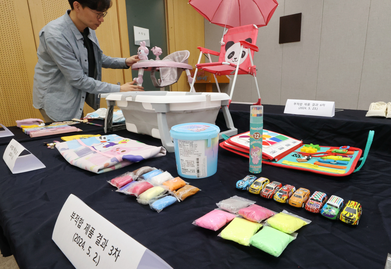 서울시청에 해외직구 제품 안전성 검사 부적합 제품이 진열돼 있다. 서울시가 진행한 온라인 플랫폼 제품에 대한 7번째 검사에서는 어린이용 가죽제품 8개 중 7개 제품에서 유해물질이 기준치를 초과했다. [연합]
