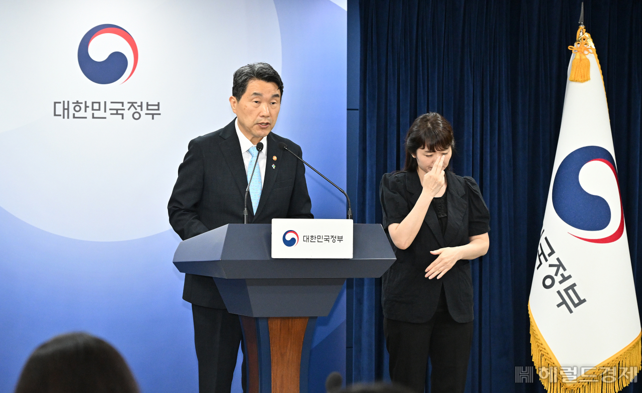이주호 사회부총리 겸 교육부장관이 14일 오전 서울 종로구 정부서울청사에서 의대교육 정상화 관련 긴급 브리핑을 하고 있다. 임세준 기자