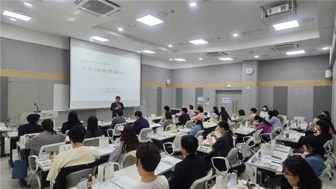 서울시 120다산콜재단은 여름철 장마, 폭염 등 풍수해 기간에 시민들이 자주 묻는 민원사항에 빠르게 응대할 수 있도록 최신 상담정보를 정비한다고 14일 밝혔다. 풍수해 담당자, 재단 상담사들이 이음워크숍에 참여하고 있다.[서울시 제공]