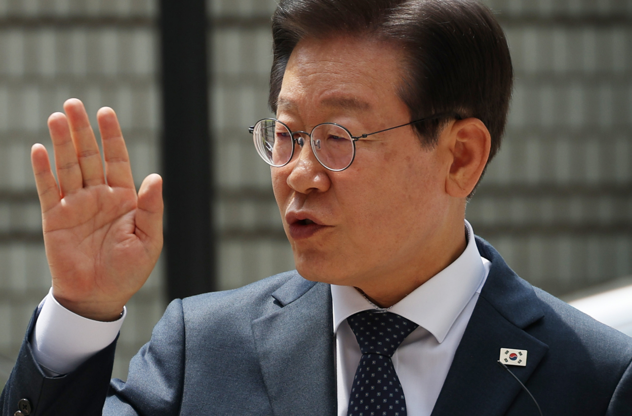더불어민주당 이재명 대표가 14일 서울 서초동 서울중앙지법에서 열리는 공직선거법 관련 재판에 출석하기에 앞서 취재진 앞에서 입장을 말하던 중 사람들을 향해 조용히 해줄 것을 요청하고 있다. [연합]