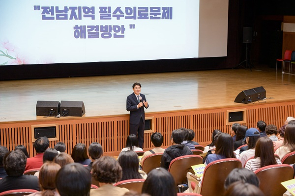 노관규 시장이 지난 달 9일 순천에서 열린 전남지역 필수 의료문제 해결 방안 토론회에서 인사말을 하고 있다.