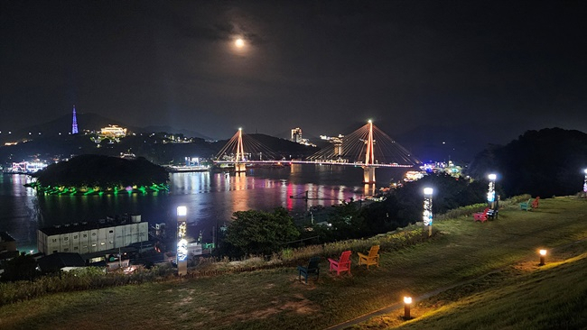 여수 남산공원에서 내려다 본 장군도와 돌산대교.
