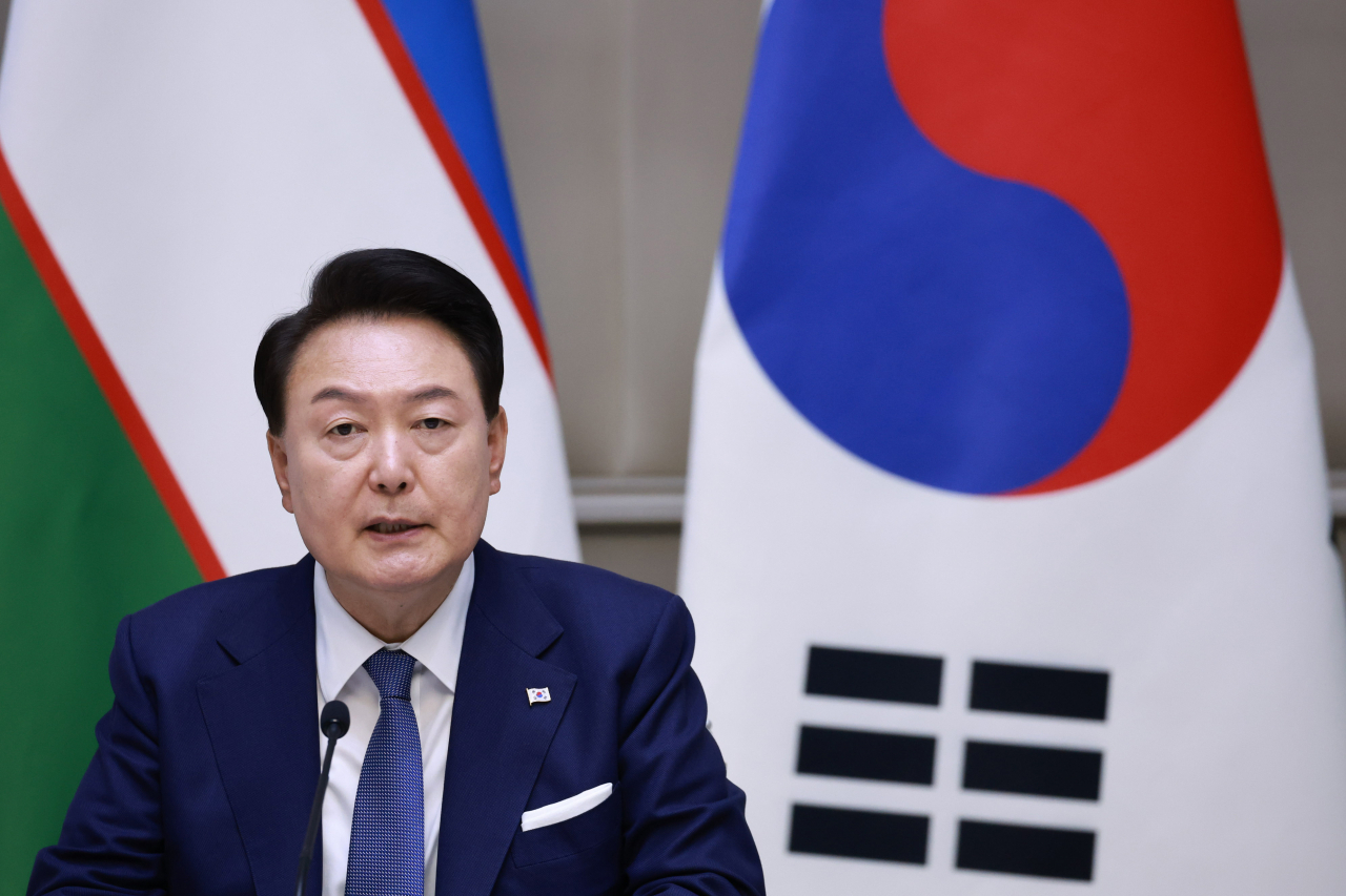 우즈베키스탄을 국빈 방문 중인 윤석열 대통령이 14일(현지시간) 우즈베키스탄 타슈켄트 대통령궁 영빈관에서 샤브카트 미르지요예프 우즈베키스탄 대통령과 한·우즈베키스탄 정상회담을 마친 뒤 공동언론발표에 참석해 발언하고 있다. 연합뉴스