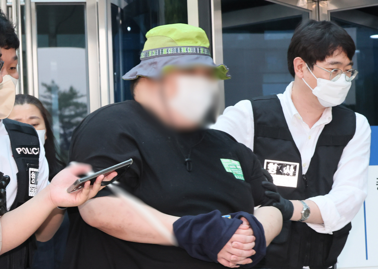 '서울역 칼부림' 예고 글을 온라인 커뮤니티 디시인사이드에 게시한 혐의를 받는 30대 남성 A씨가 지난달 26일 오후 구속 전 피의자 심문(영장심사)을 마친 뒤 서울 도봉구 북부지법을 나서고 있다. [연합]