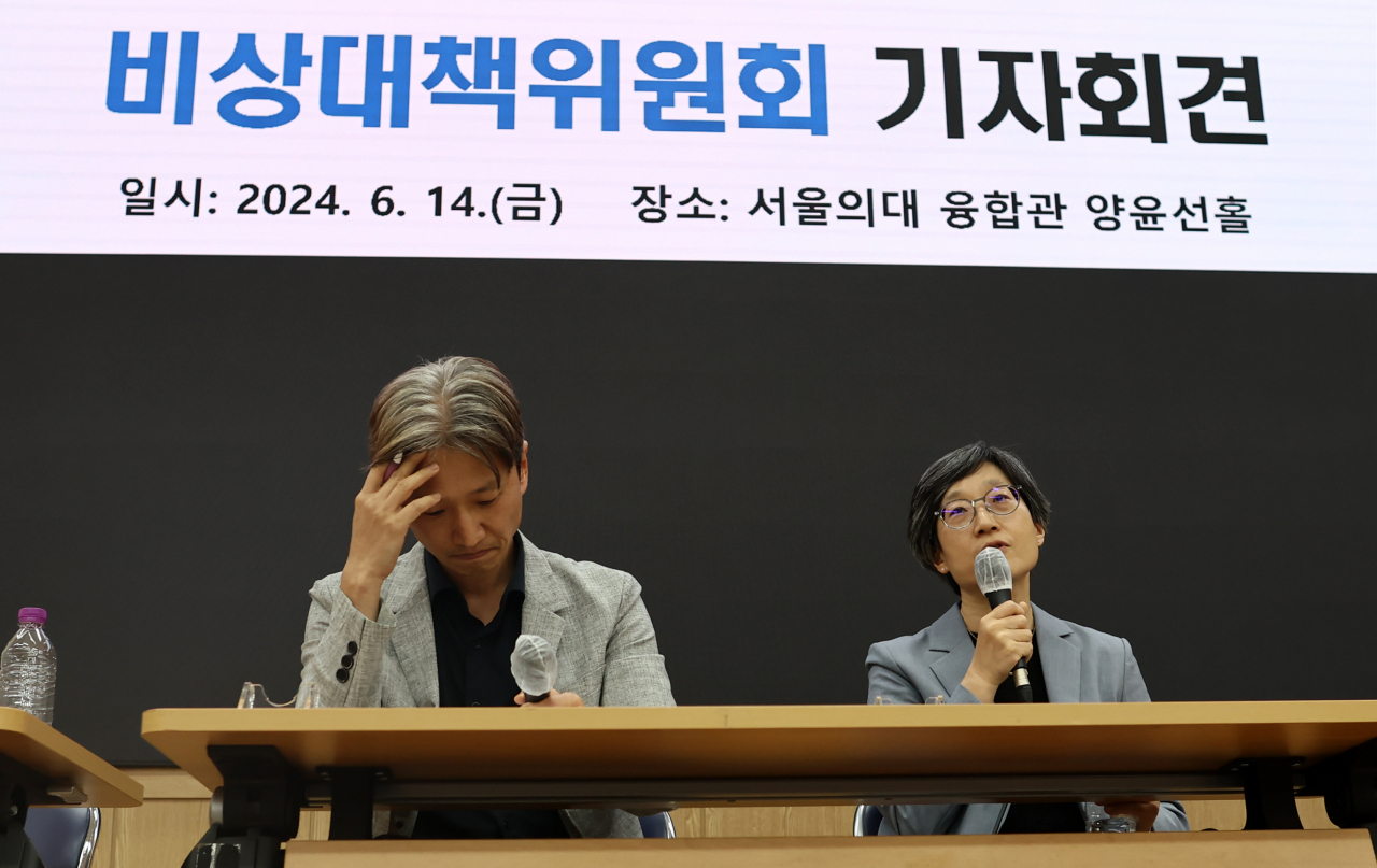 14일 오후 서울의대에서 열린 비상대책위원회 기자회견에서 강희경 서울의대 서울대병원 교수협의회 비상대책위원장이 발언하고 있다. [연합]