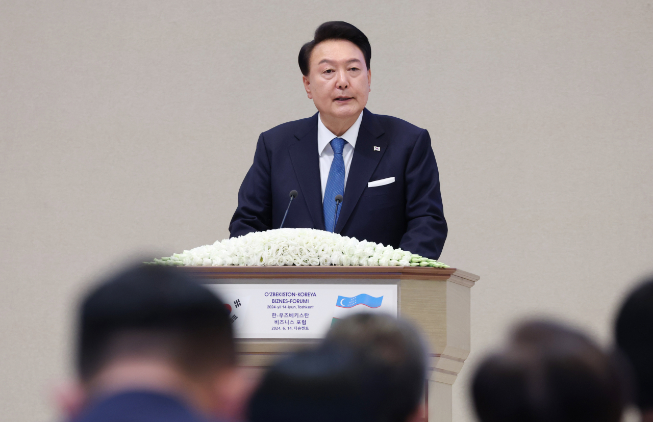 윤석열 대통령이 14일 오후(현지시간) 우즈베키스탄 타슈켄트 힐튼 호텔에서 열린 '한-우즈베키스탄 비즈니스 포럼'에 참석해 기조연설을 하고 있다. [연합]