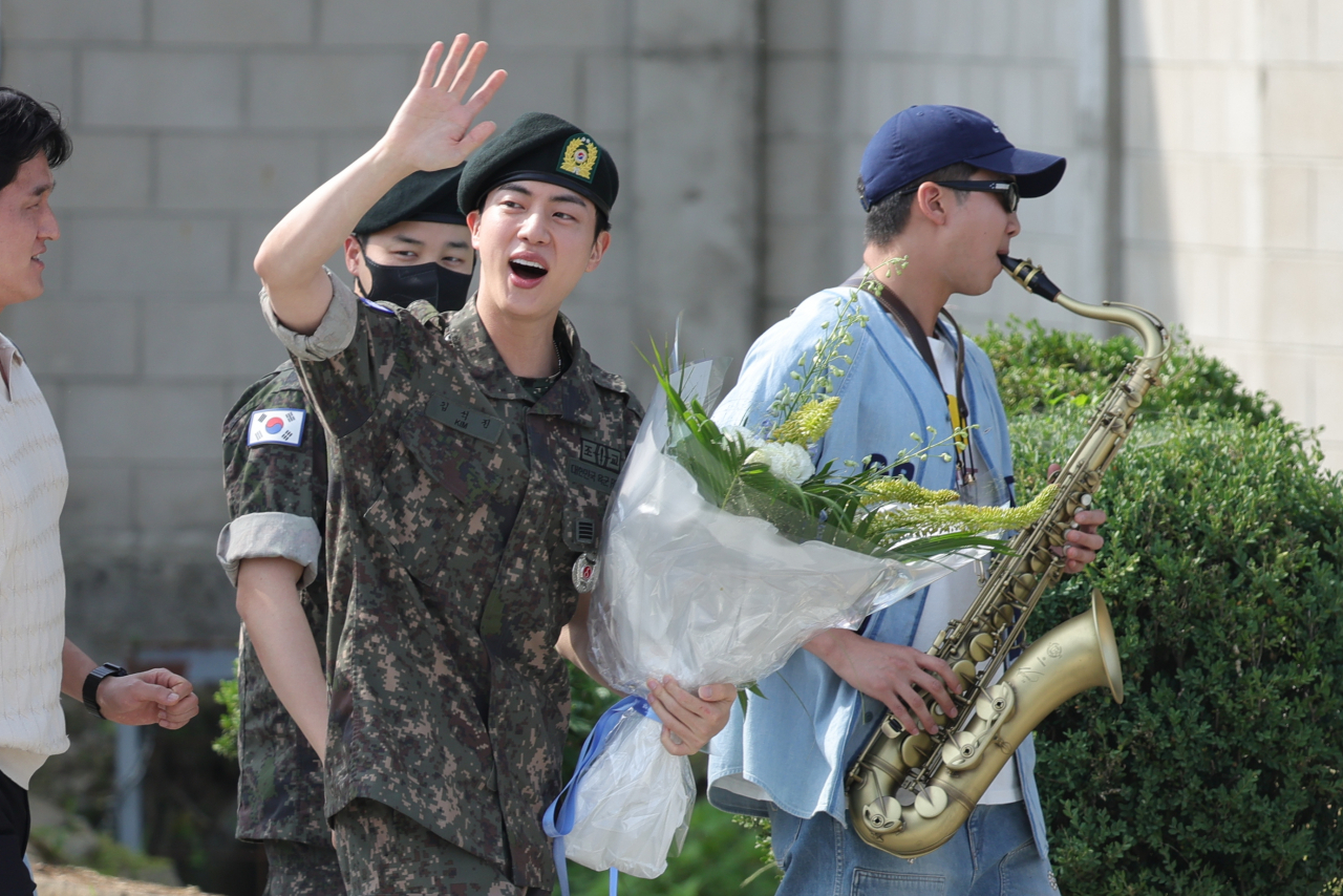 살 빠진 방시혁, ‘민희진의 난’ 맘고생했나…1.2조 시총 증발 쇼크 개미는요? [투자360]