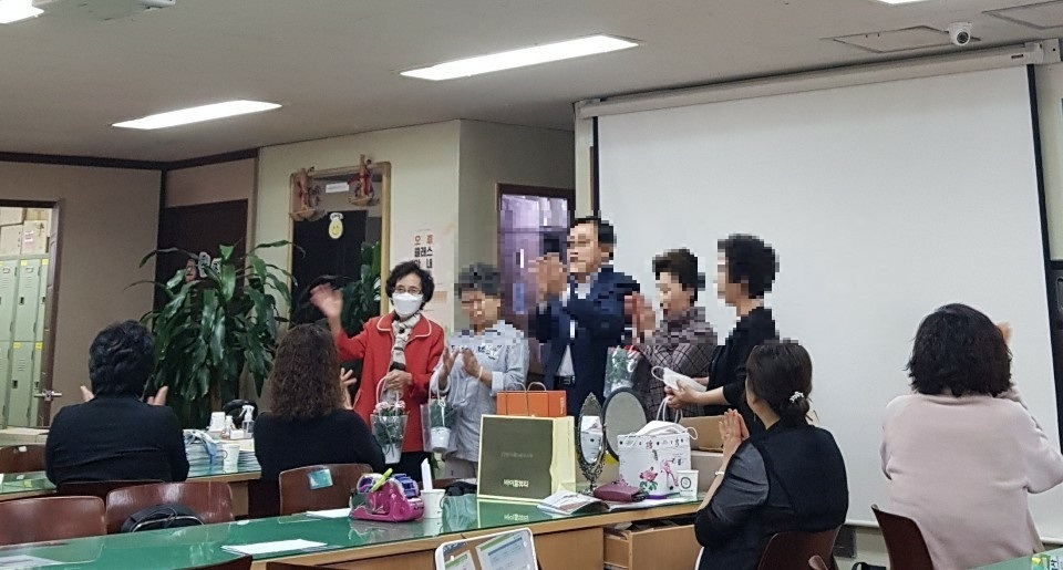 대리점에서 다른 방판원과 함께 하는 김영애(사진 왼쪽) 씨. [아모레퍼시픽 제공]