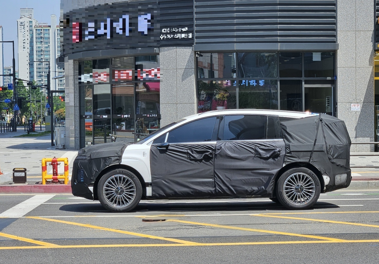 하반기 데뷔 앞둔 ‘아이오닉 新모델’, 대형 전기 SUV 자존심 지킬까 [여車저車]