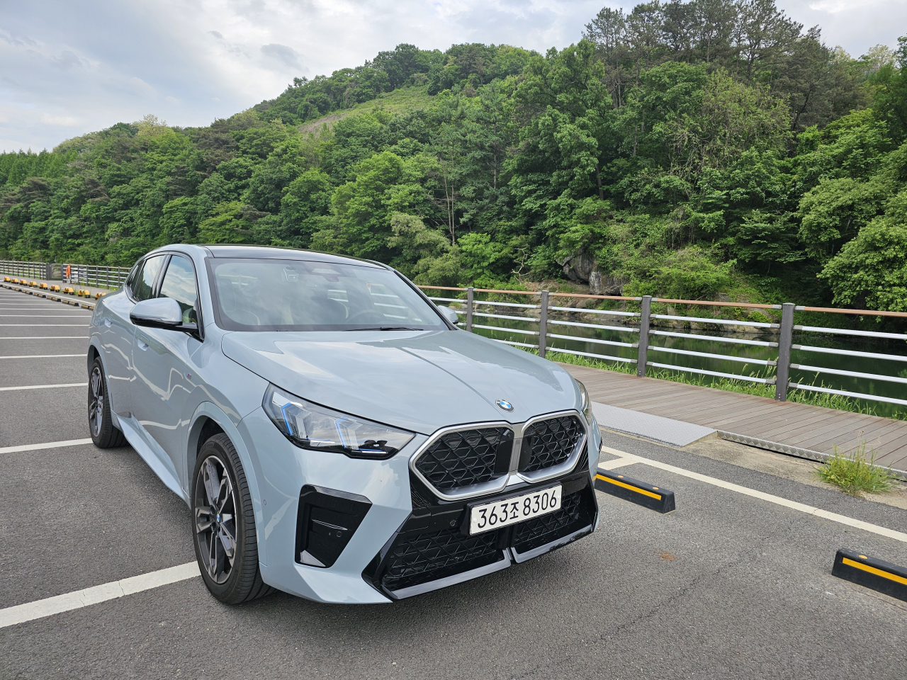 BMW 뉴 X2 xDrive20i. 커다란 키드니 그릴이 BMW만의 존재감을 드러내고 있다. 김지윤 기자