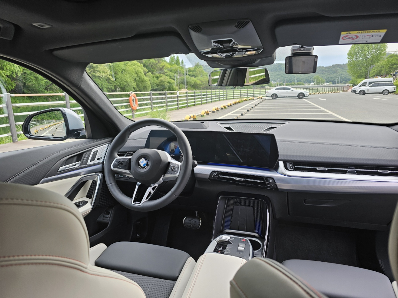 BMW 뉴 X2 xDrive20i 실내. 커브드 디스플레이와 두가지 색상이 조합된 시트가 눈길을 사로잡는다. 김지윤 기자