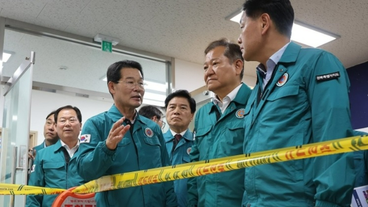 전북 부안에 4.8 규모의 지진이 발생한 다음 날인 13일, 이상민 행정안전부 장관(오른쪽 두번째)이 부안상하수도사업소를 찾아 피해 상황을 살펴보고 있다. [연합]